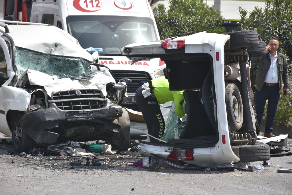 İzmir'de feci kaza: 7 ölü, 1 yaralı