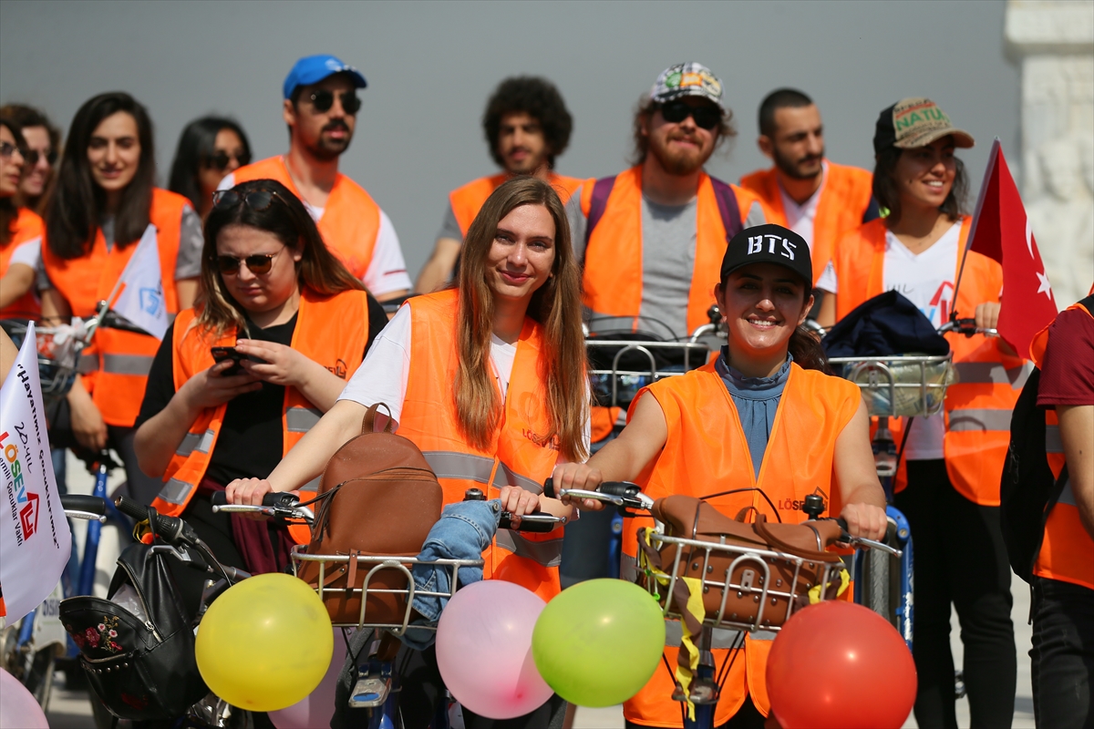 İzmir'de sağlıklı yaşam için pedal çevirdiler