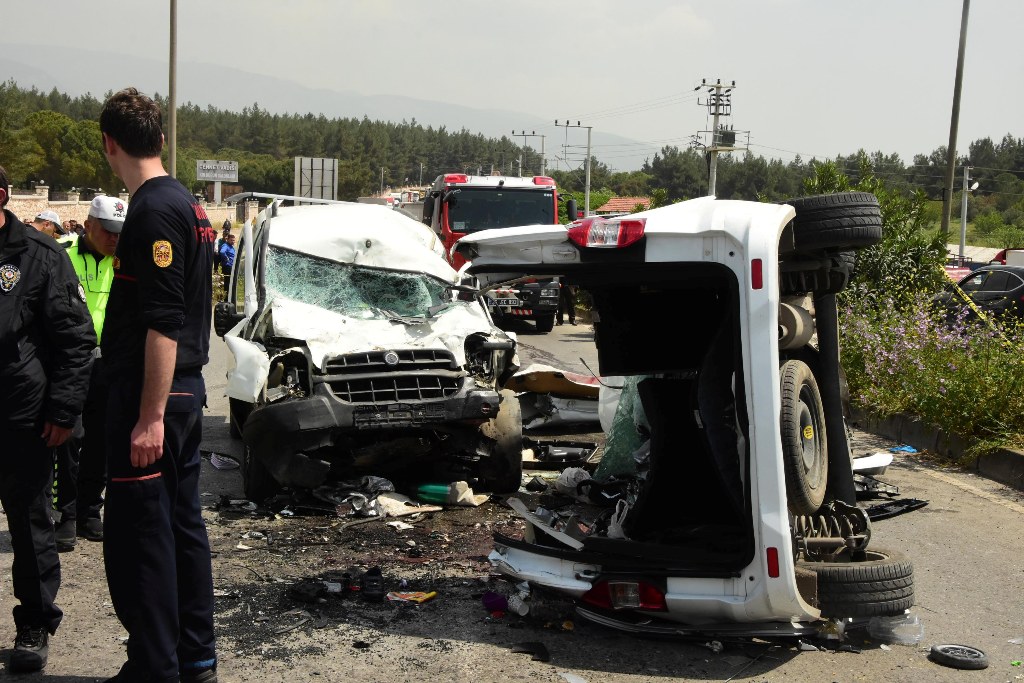 İzmir'de feci kaza: 7 ölü, 1 yaralı