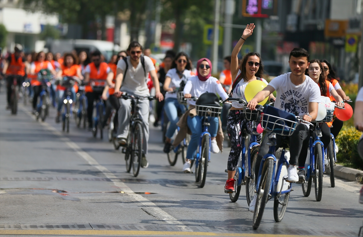 İzmir'de sağlıklı yaşam için pedal çevirdiler