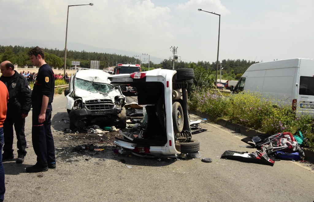 İzmir'de feci kaza: 7 ölü, 1 yaralı