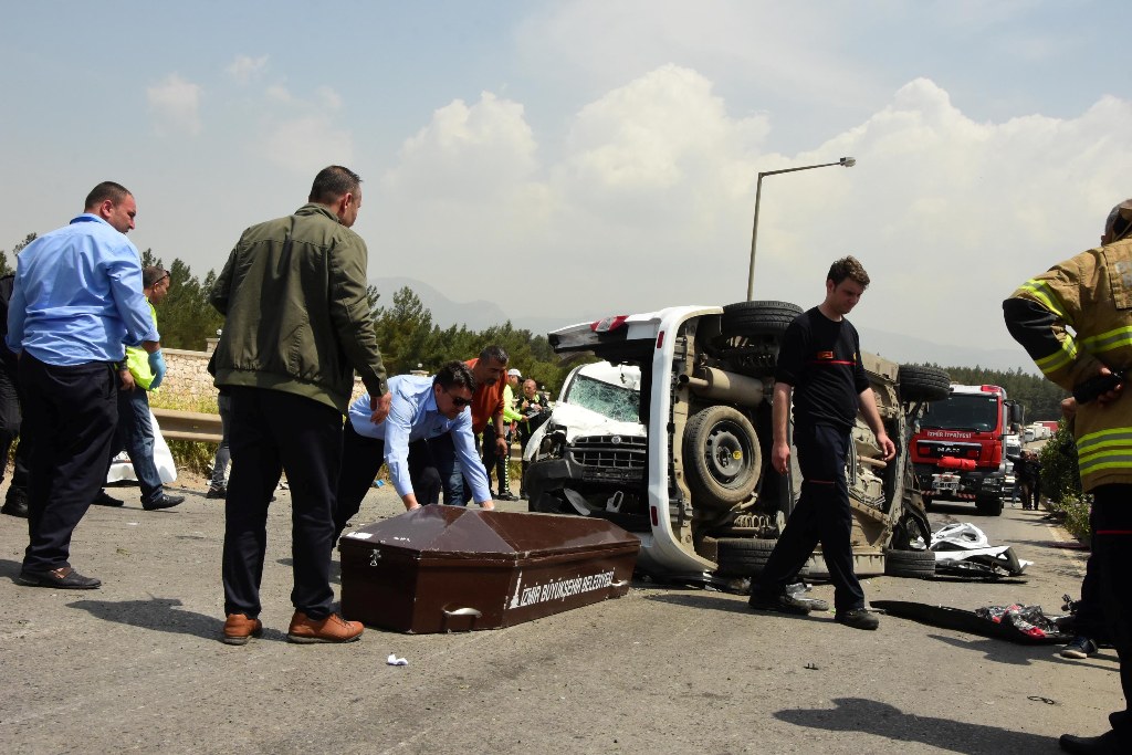 İzmir'de feci kaza: 7 ölü, 1 yaralı