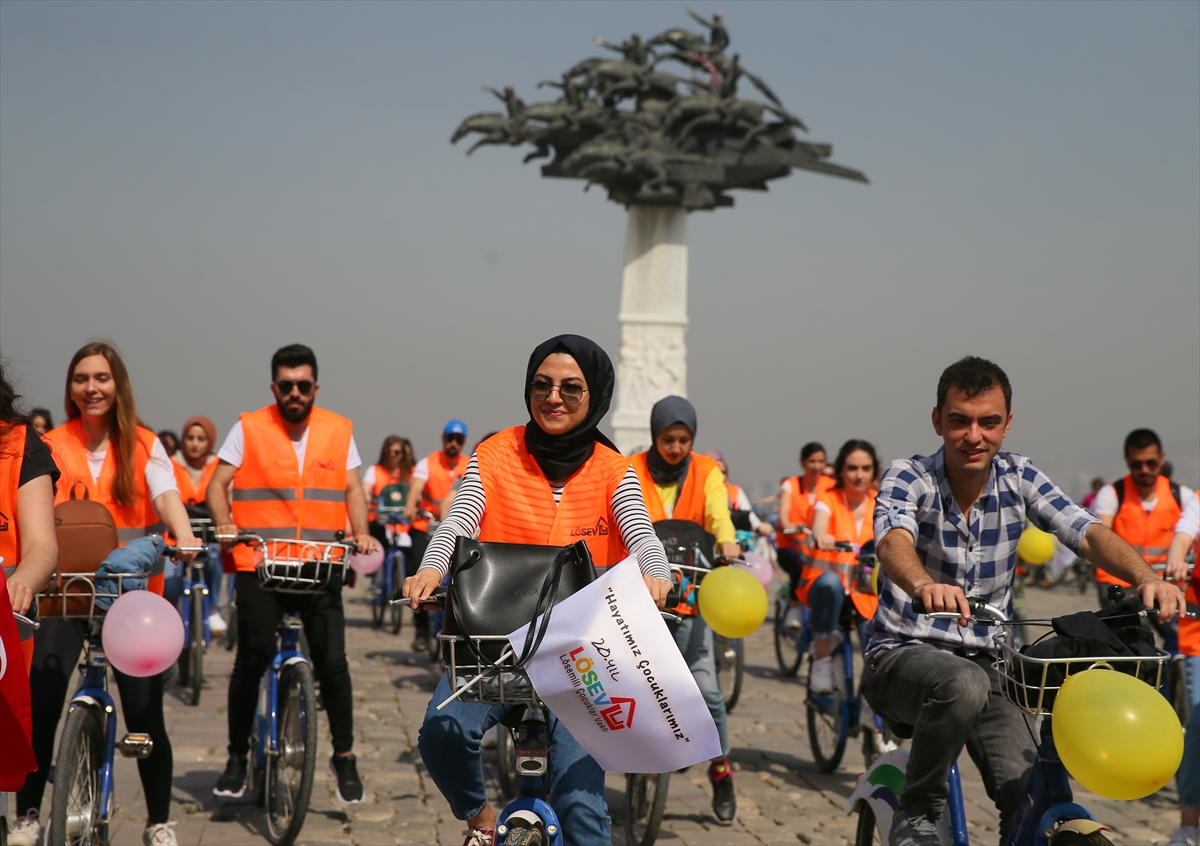 İzmir'de sağlıklı yaşam için pedal çevirdiler