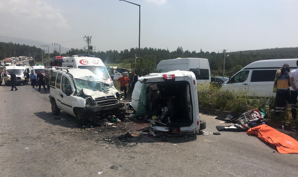 İzmir'de feci kaza: 7 ölü, 1 yaralı