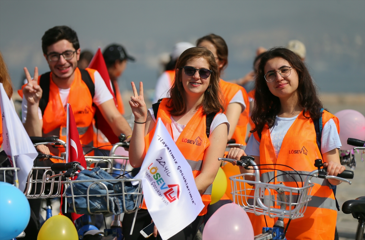 İzmir'de sağlıklı yaşam için pedal çevirdiler