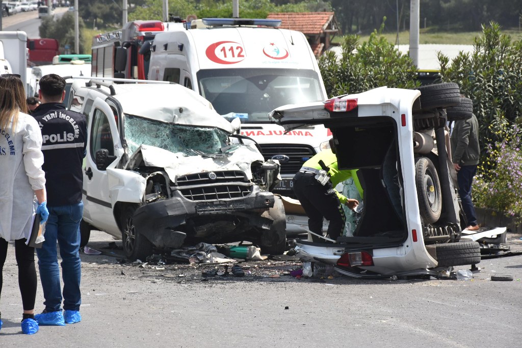 İzmir'de feci kaza: 7 ölü, 1 yaralı