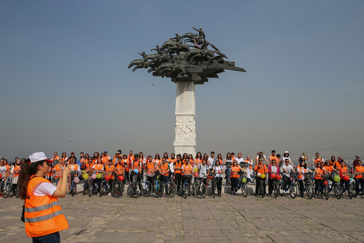 İzmir'de sağlıklı yaşam için pedal çevirdiler