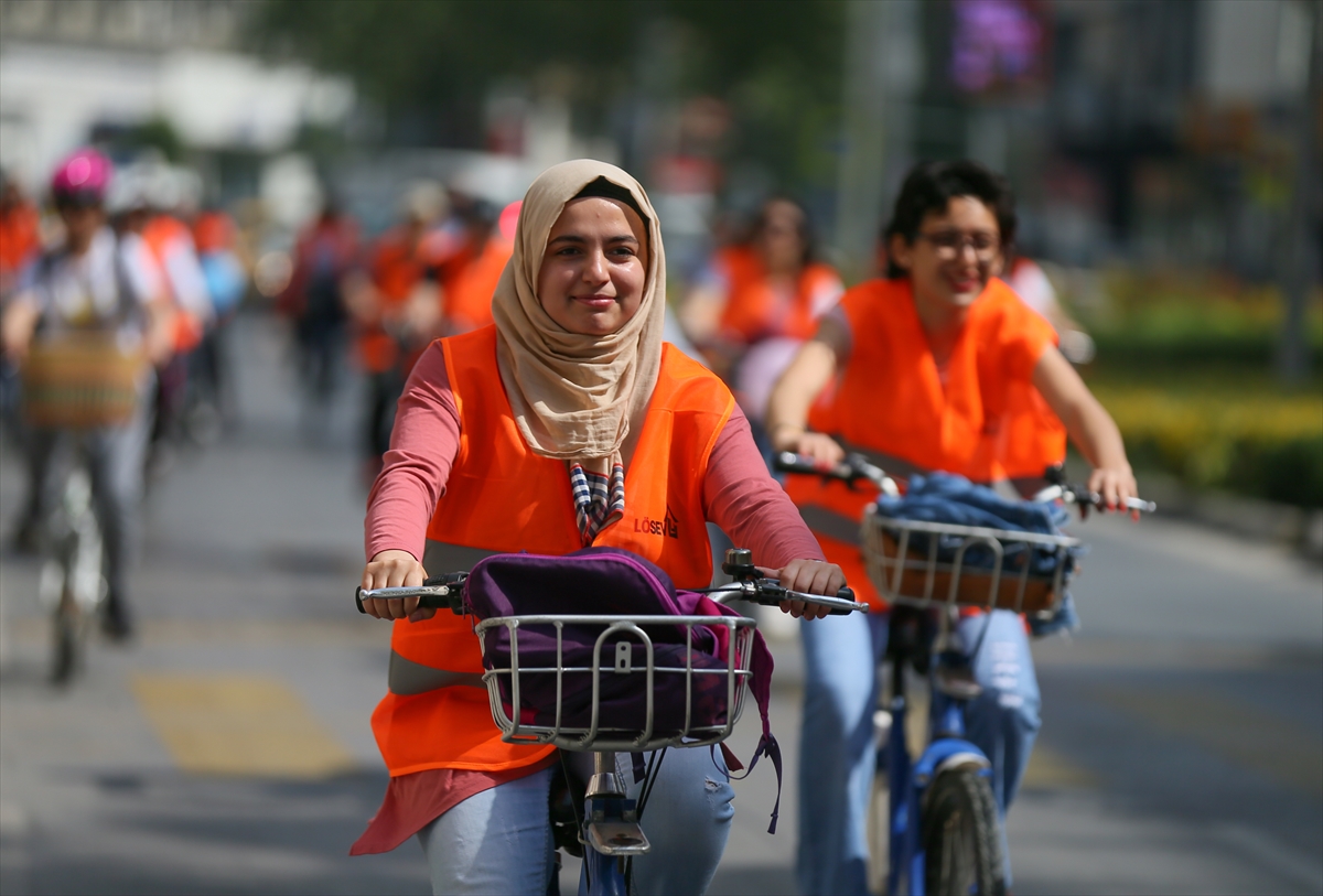 İzmir'de sağlıklı yaşam için pedal çevirdiler