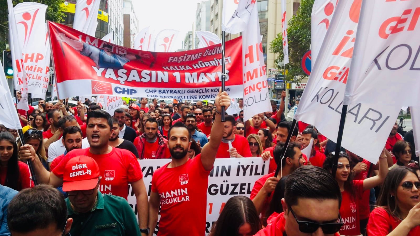 İzmir'de 1 Mayıs'a coşkulu kutlama...