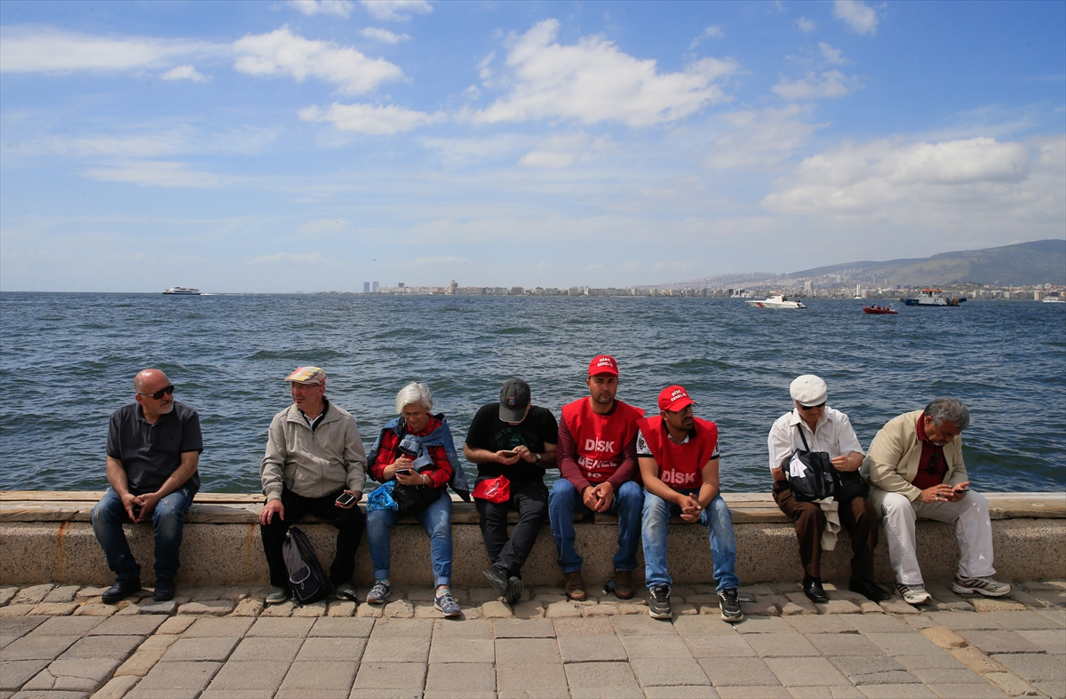 İzmir'de 1 Mayıs'a coşkulu kutlama...