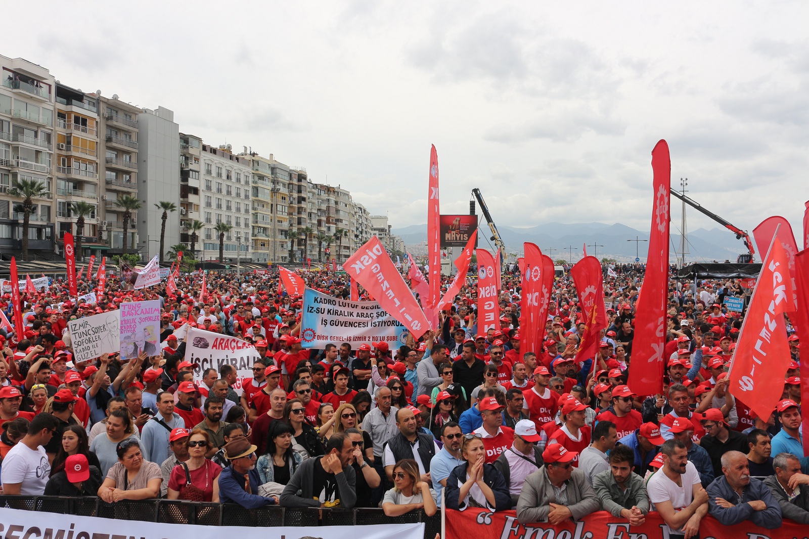 İzmir'de 1 Mayıs'a coşkulu kutlama...