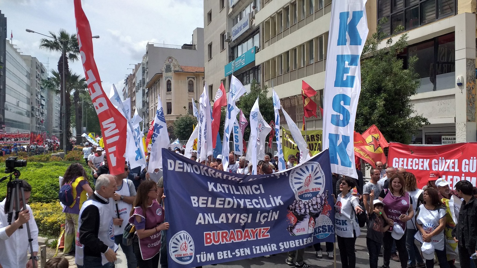 İzmir'de 1 Mayıs'a coşkulu kutlama...