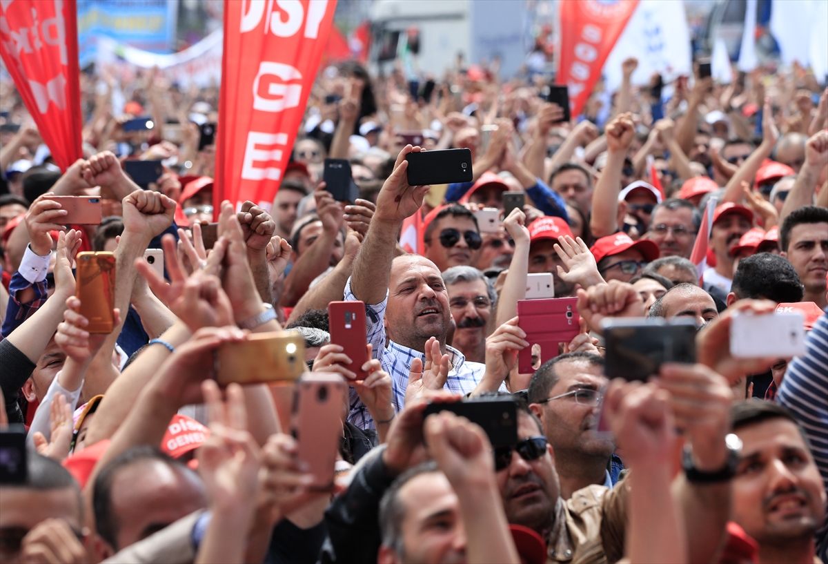 İzmir'de 1 Mayıs'a coşkulu kutlama...