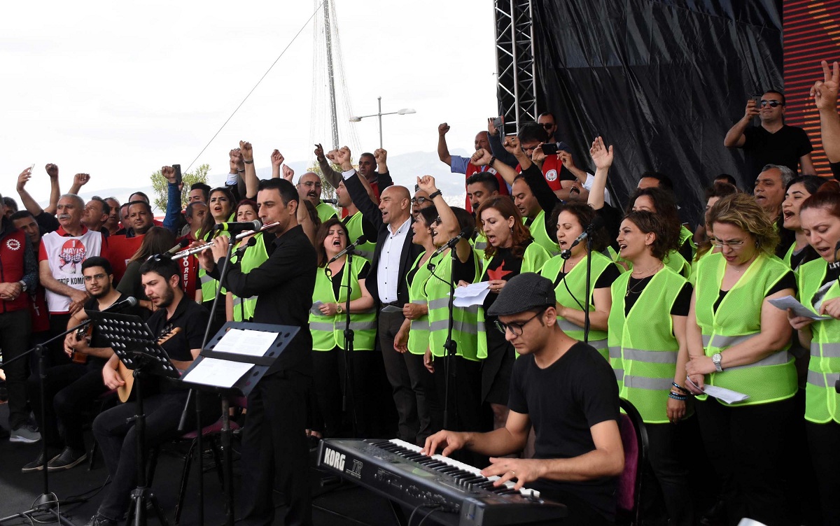 İzmir'de 1 Mayıs'a coşkulu kutlama...