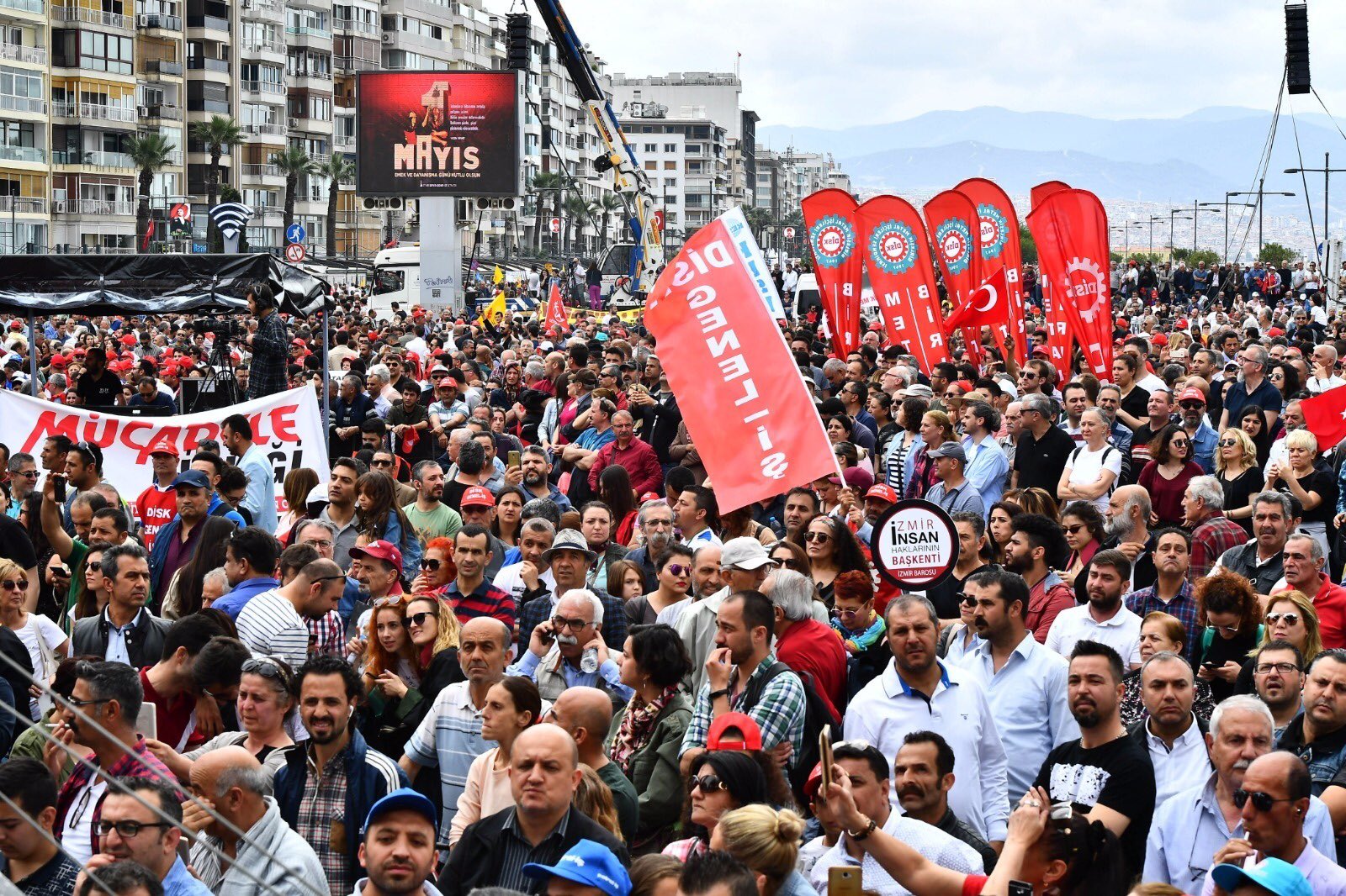 İzmir'de 1 Mayıs'a coşkulu kutlama...