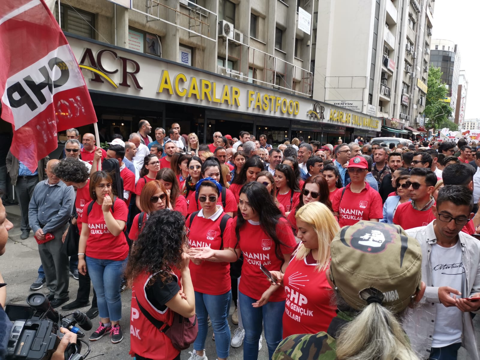 İzmir'de 1 Mayıs'a coşkulu kutlama...