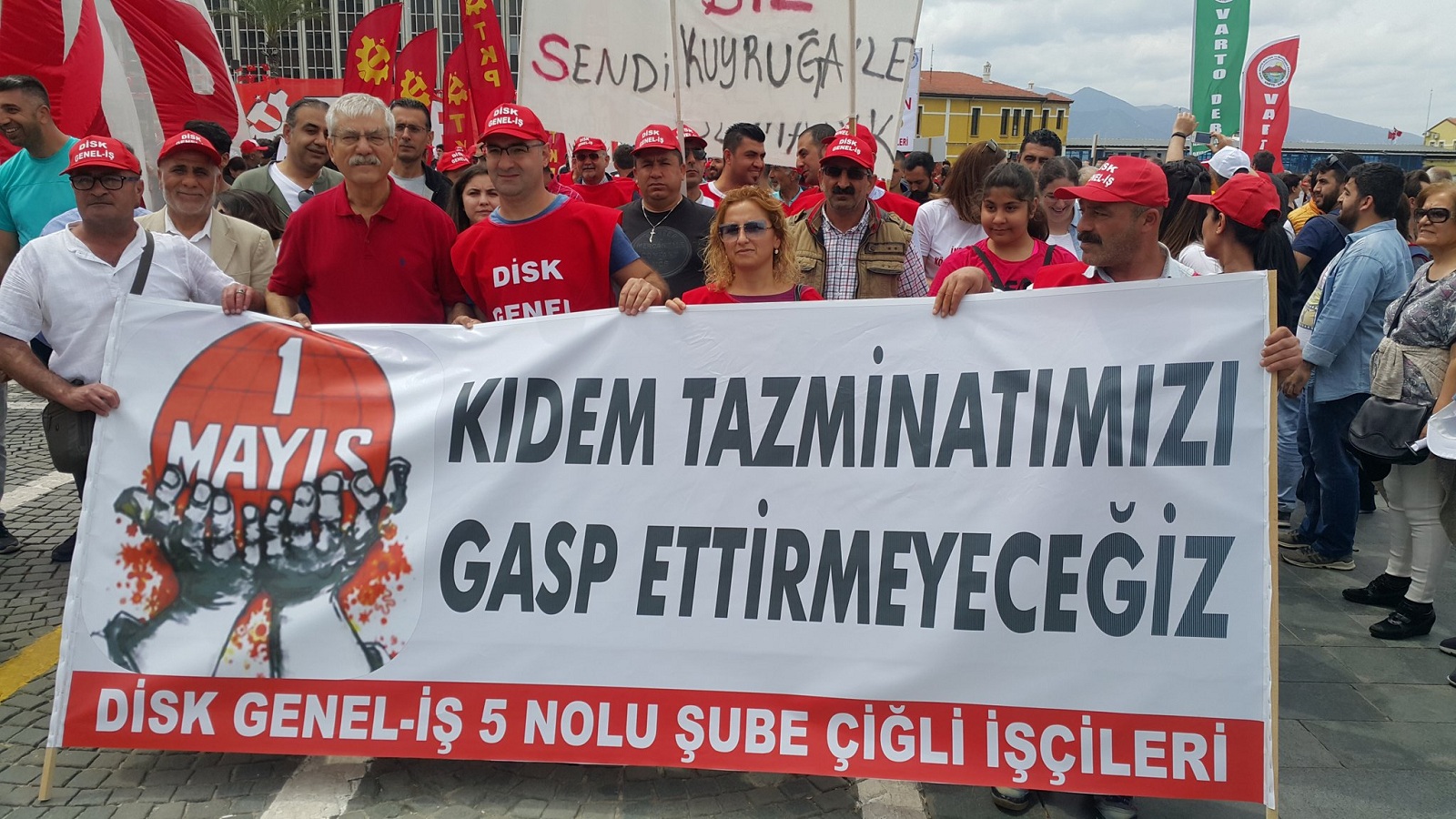 İzmir'de 1 Mayıs'a coşkulu kutlama...