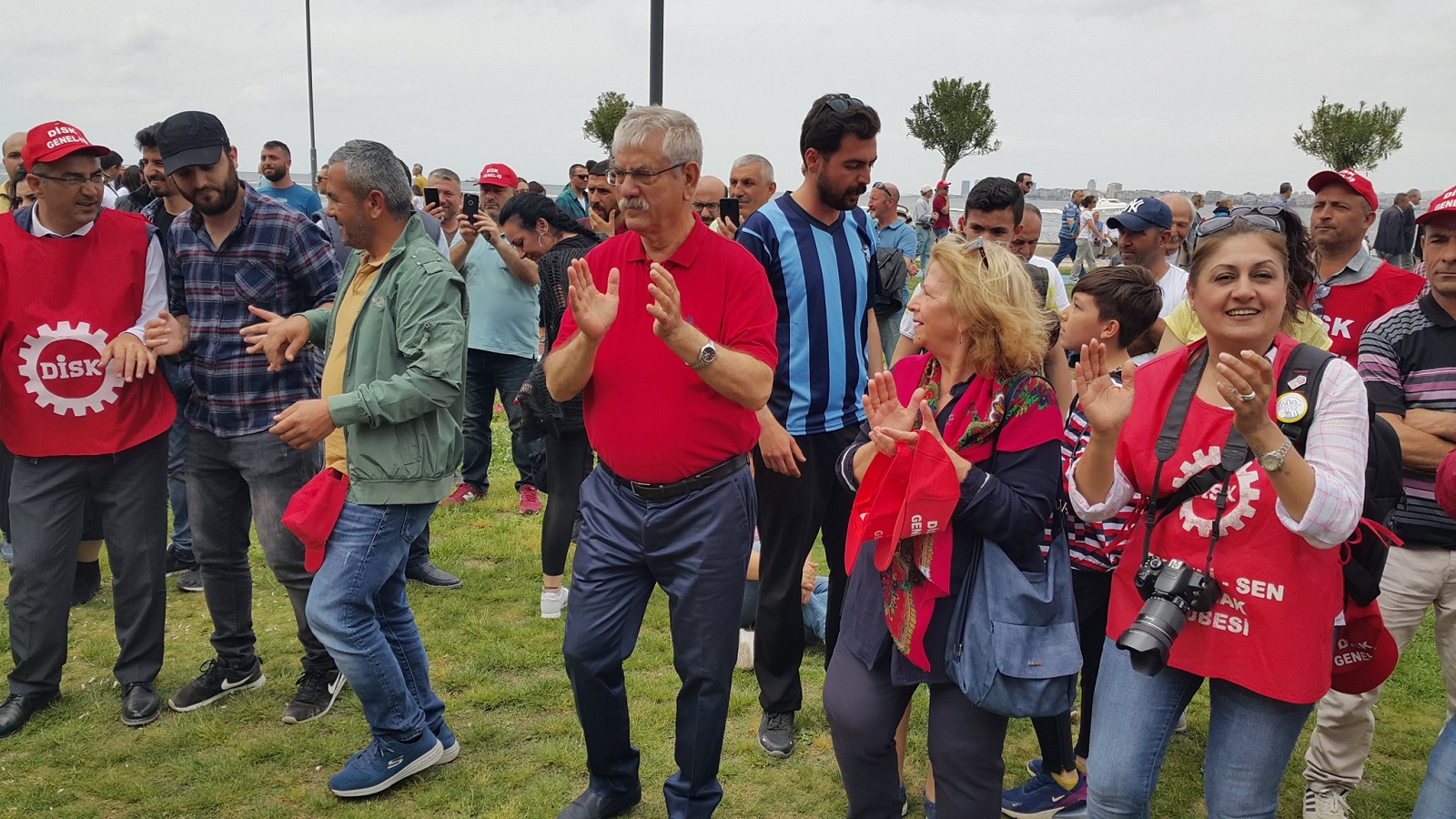 İzmir'de 1 Mayıs'a coşkulu kutlama...