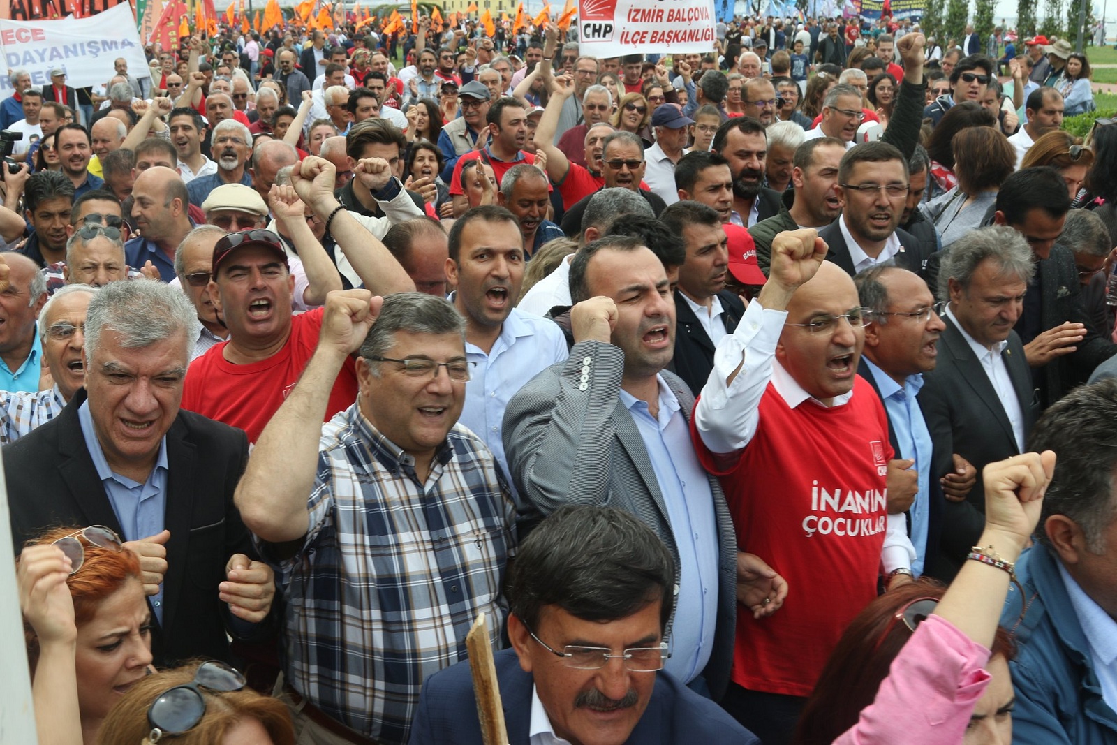 İzmir'de 1 Mayıs'a coşkulu kutlama...