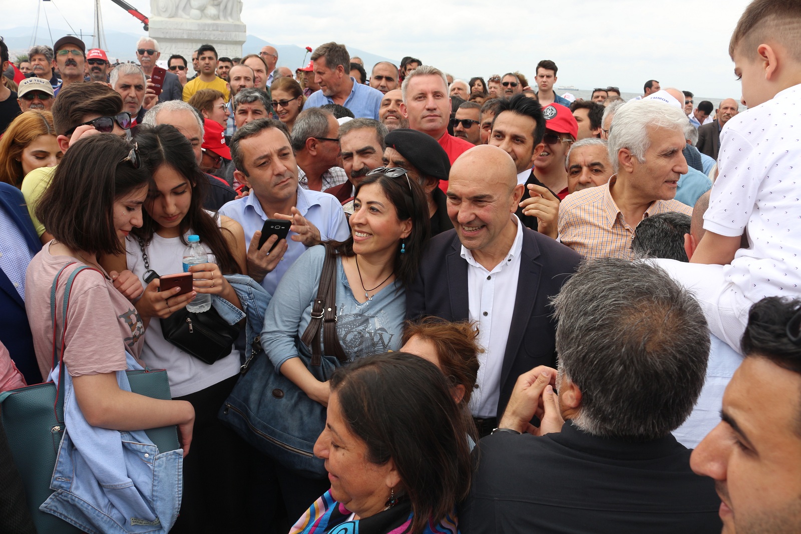 İzmir'de 1 Mayıs'a coşkulu kutlama...