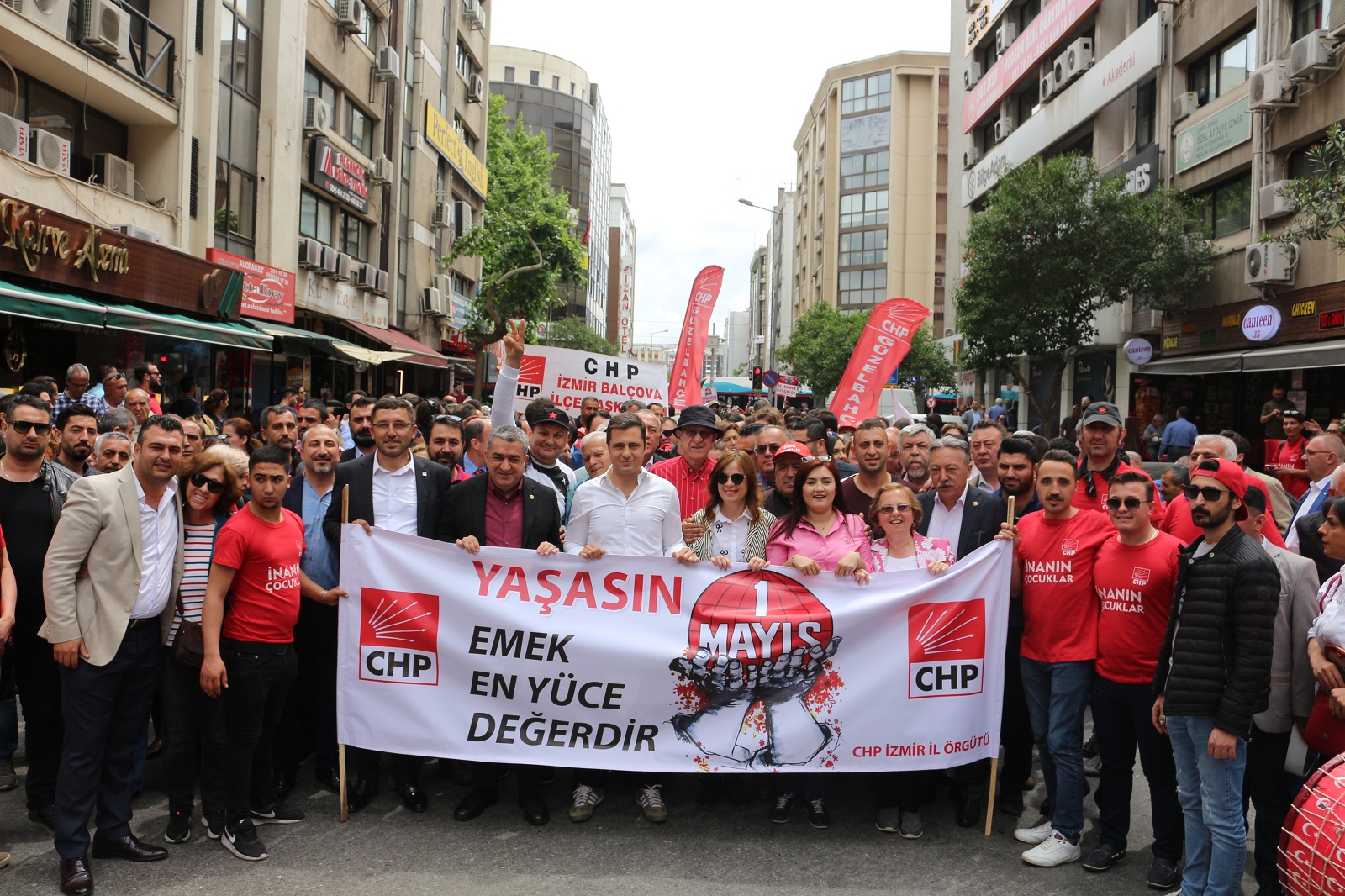 İzmir'de 1 Mayıs'a coşkulu kutlama...