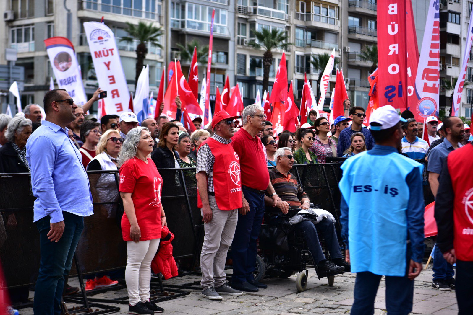 İzmir'de 1 Mayıs'a coşkulu kutlama...