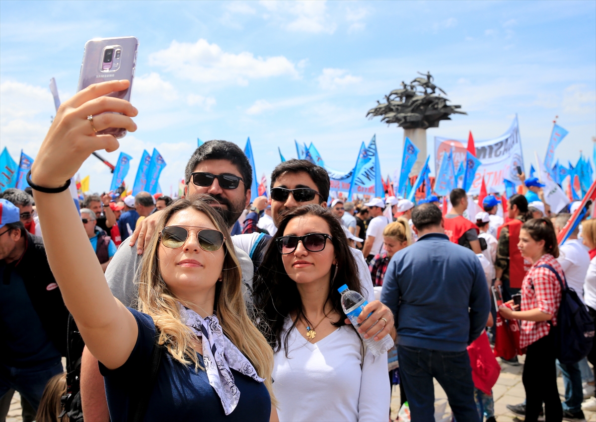 İzmir'de 1 Mayıs'a coşkulu kutlama...