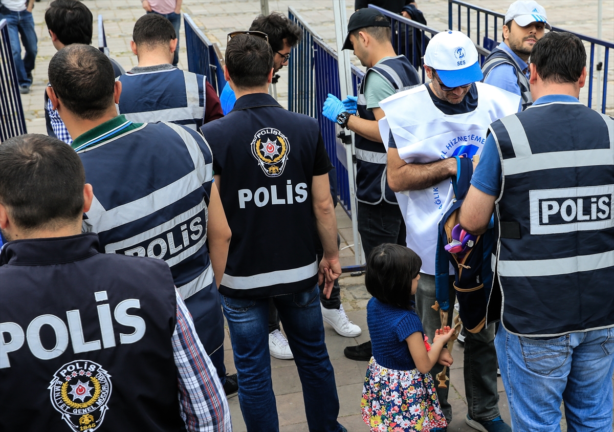 İzmir'de 1 Mayıs'a coşkulu kutlama...