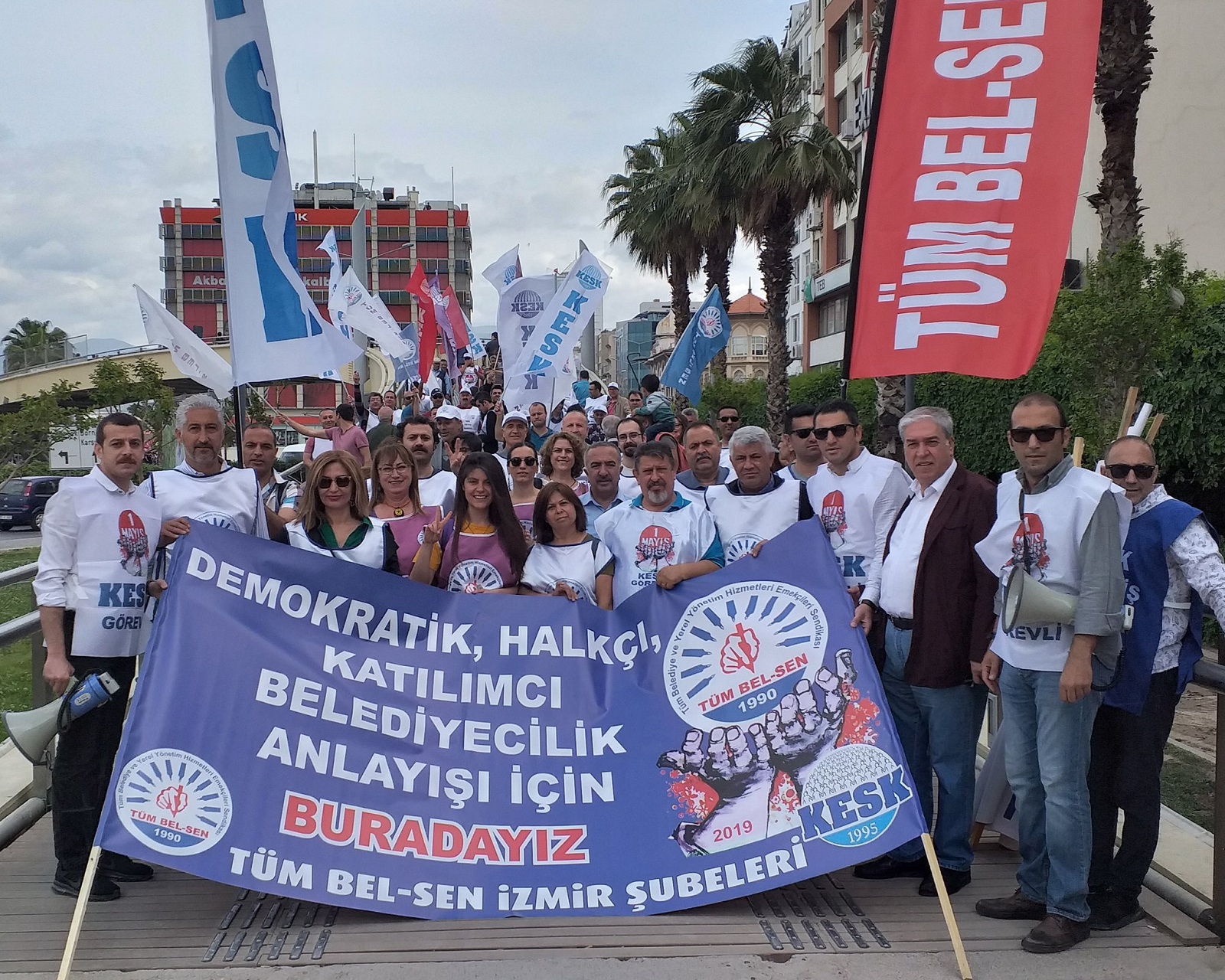 İzmir'de 1 Mayıs'a coşkulu kutlama...