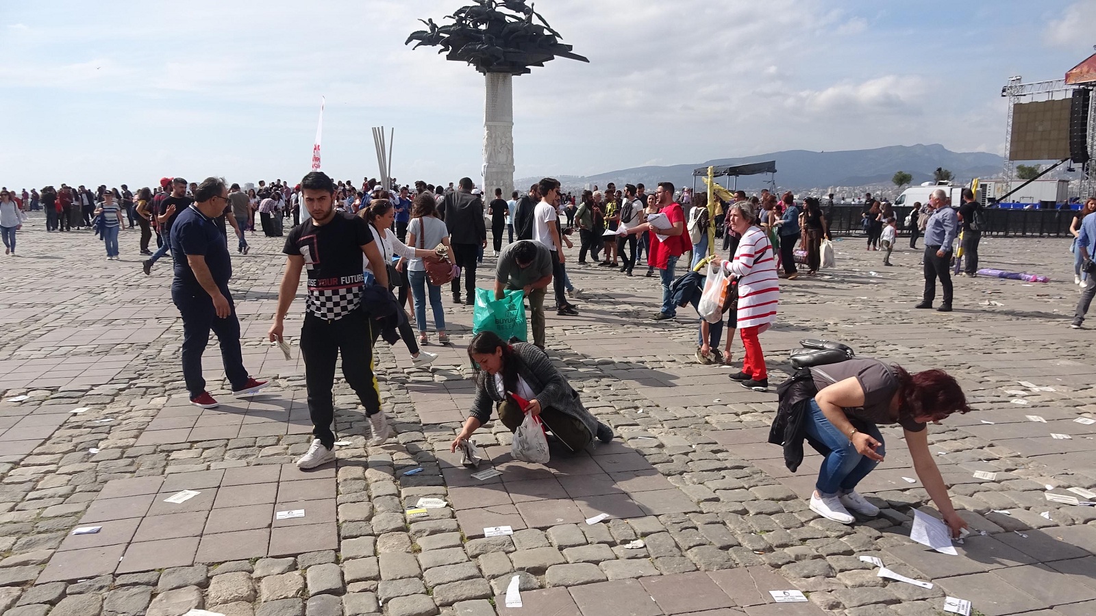 İzmir'de 1 Mayıs'a coşkulu kutlama...