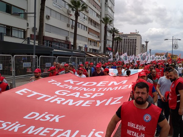 İzmir'de 1 Mayıs'a coşkulu kutlama...