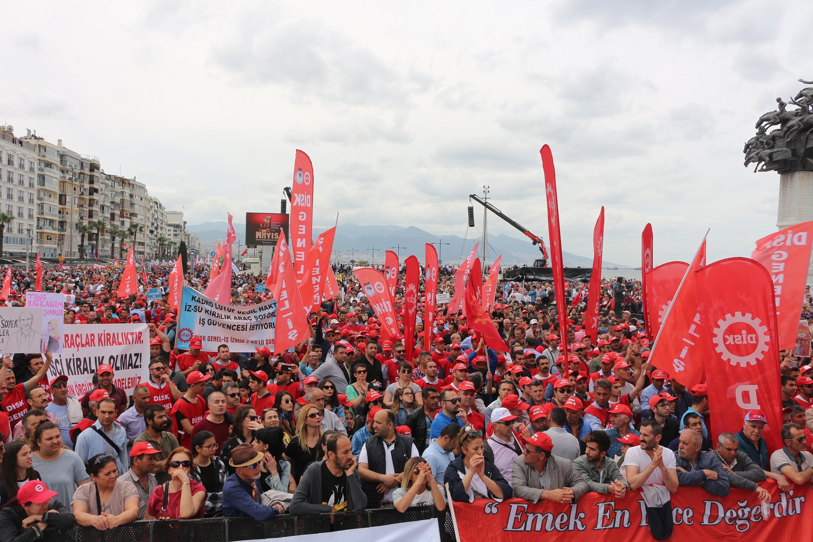 İzmir'de 1 Mayıs'a coşkulu kutlama...