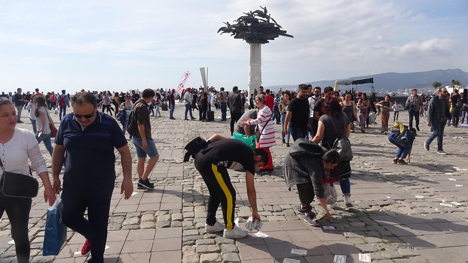 İzmir'de 1 Mayıs'a coşkulu kutlama...