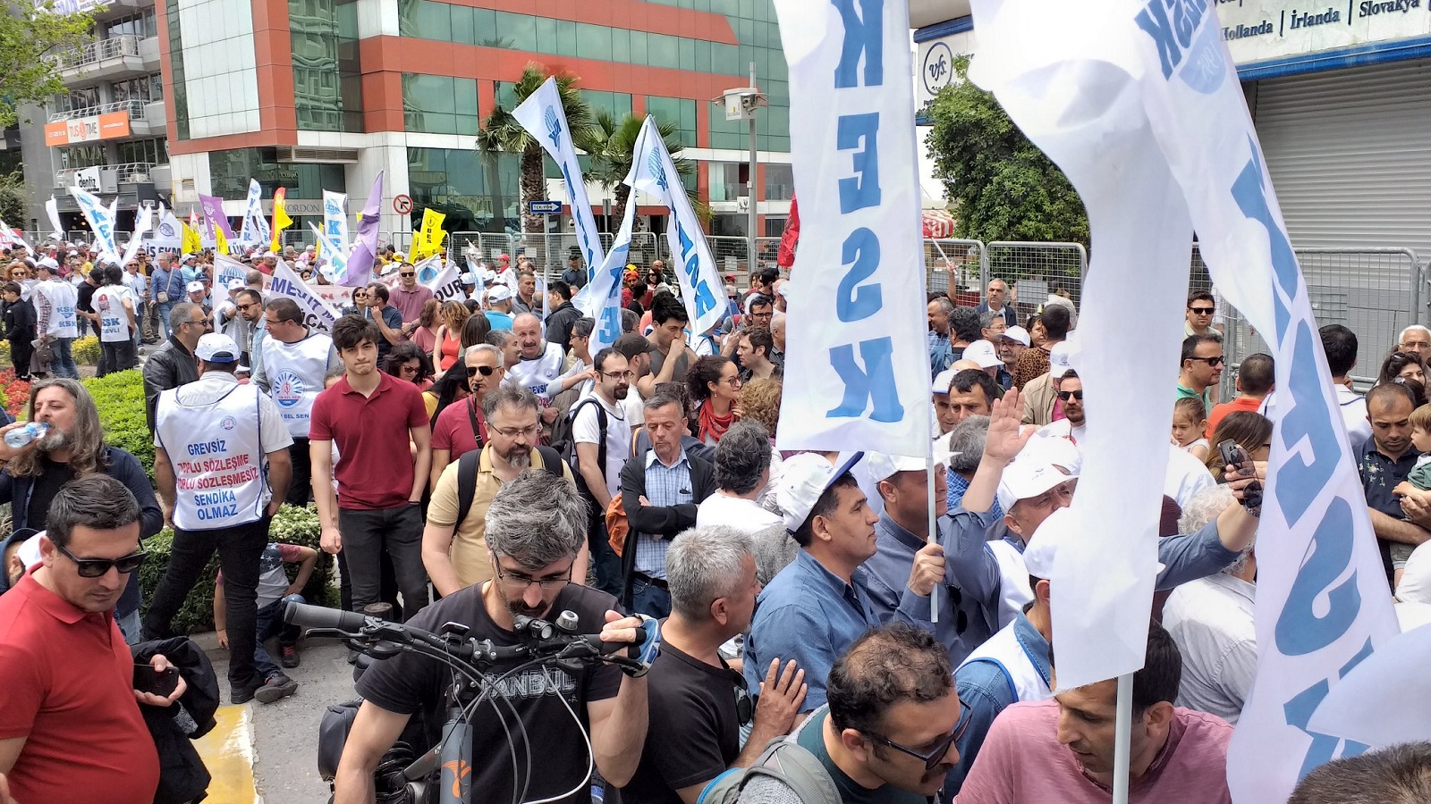 İzmir'de 1 Mayıs'a coşkulu kutlama...