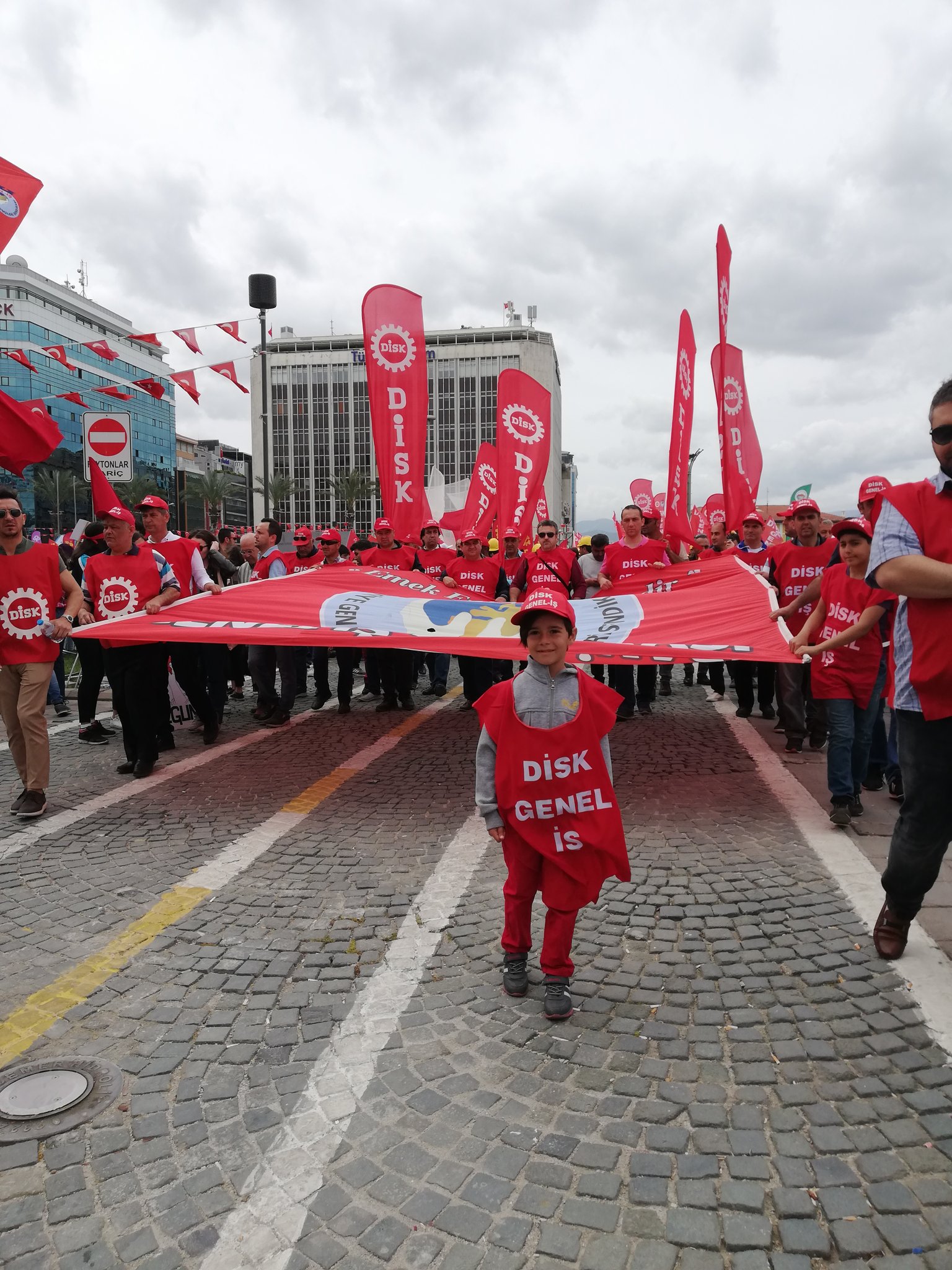 İzmir'de 1 Mayıs'a coşkulu kutlama...