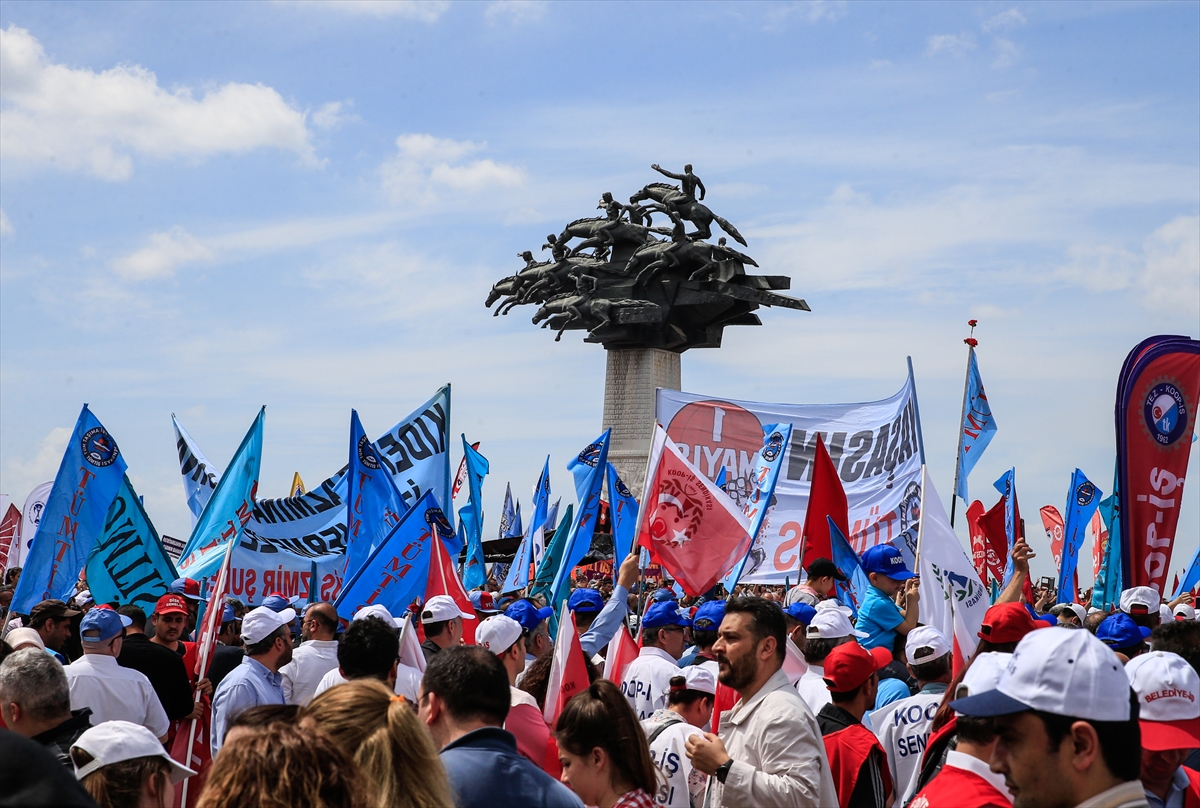 İzmir'de 1 Mayıs'a coşkulu kutlama...