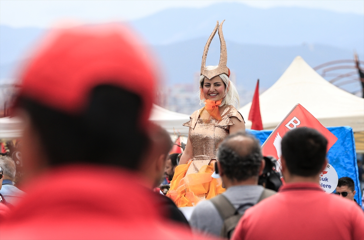 İzmir'de 1 Mayıs'a coşkulu kutlama...