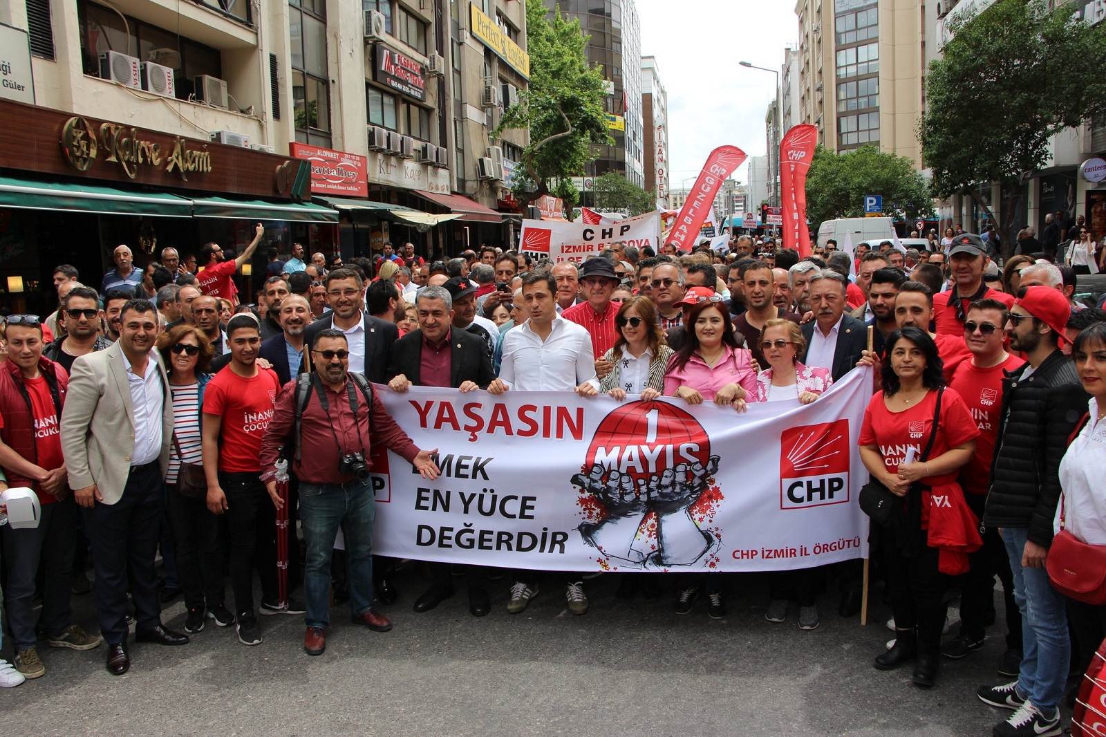 İzmir'de 1 Mayıs'a coşkulu kutlama...