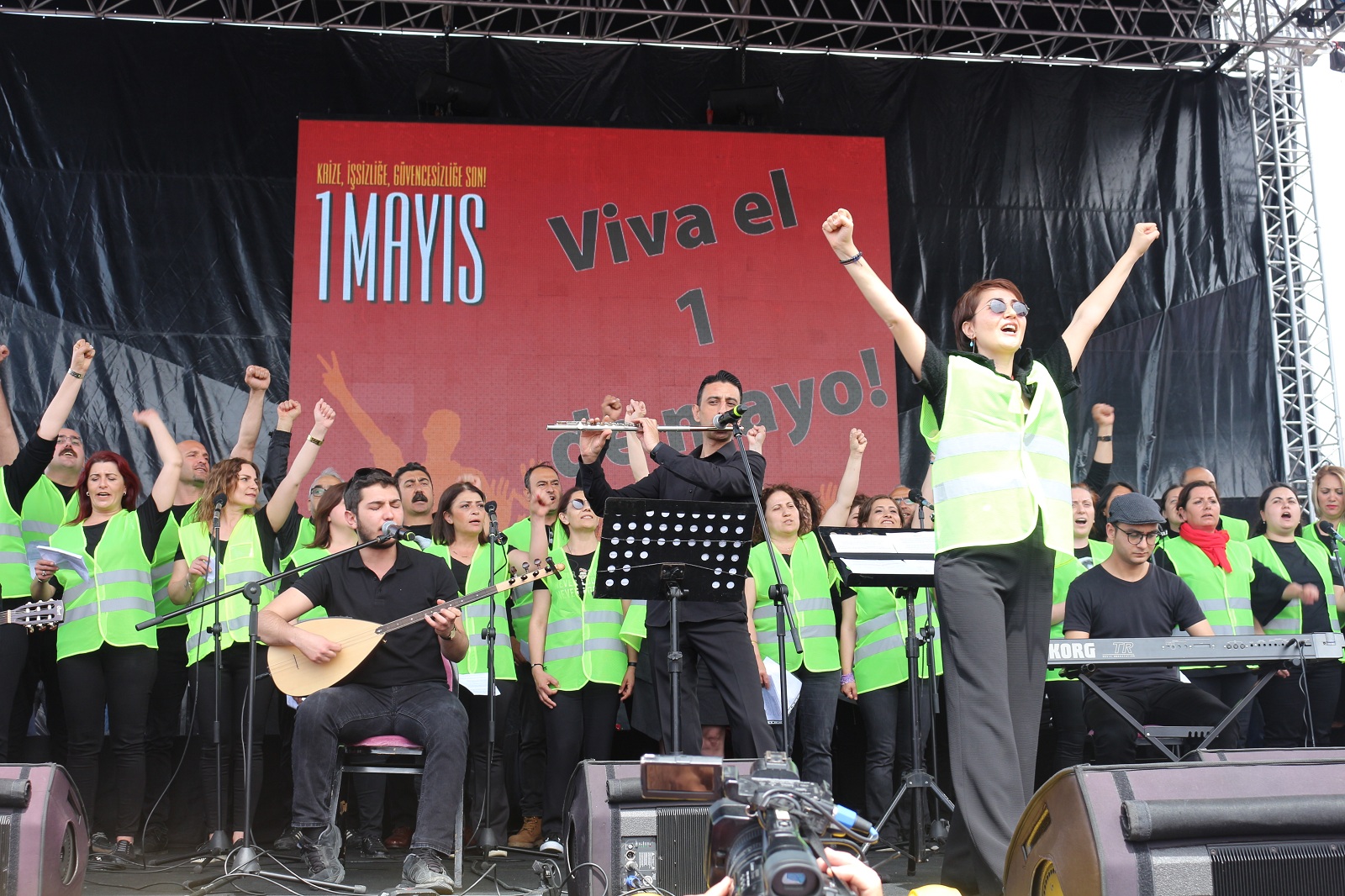 İzmir'de 1 Mayıs'a coşkulu kutlama...