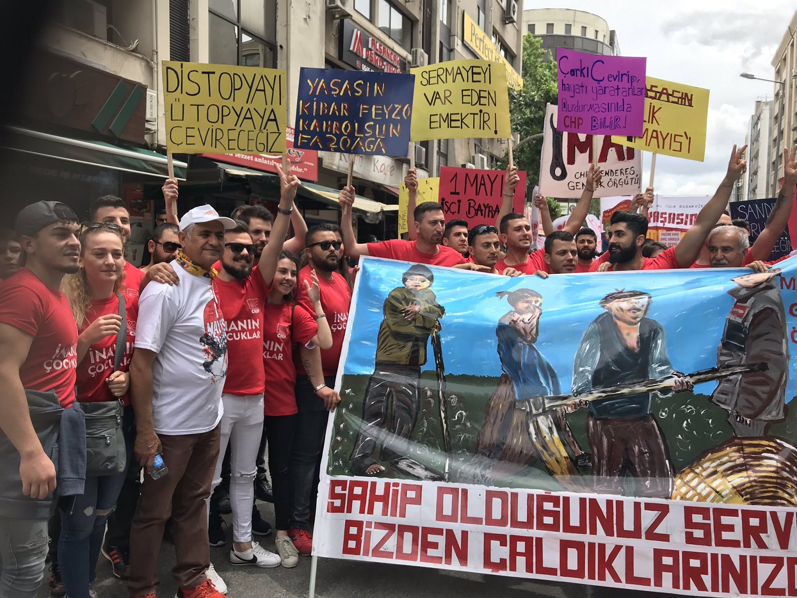 İzmir'de 1 Mayıs'a coşkulu kutlama...