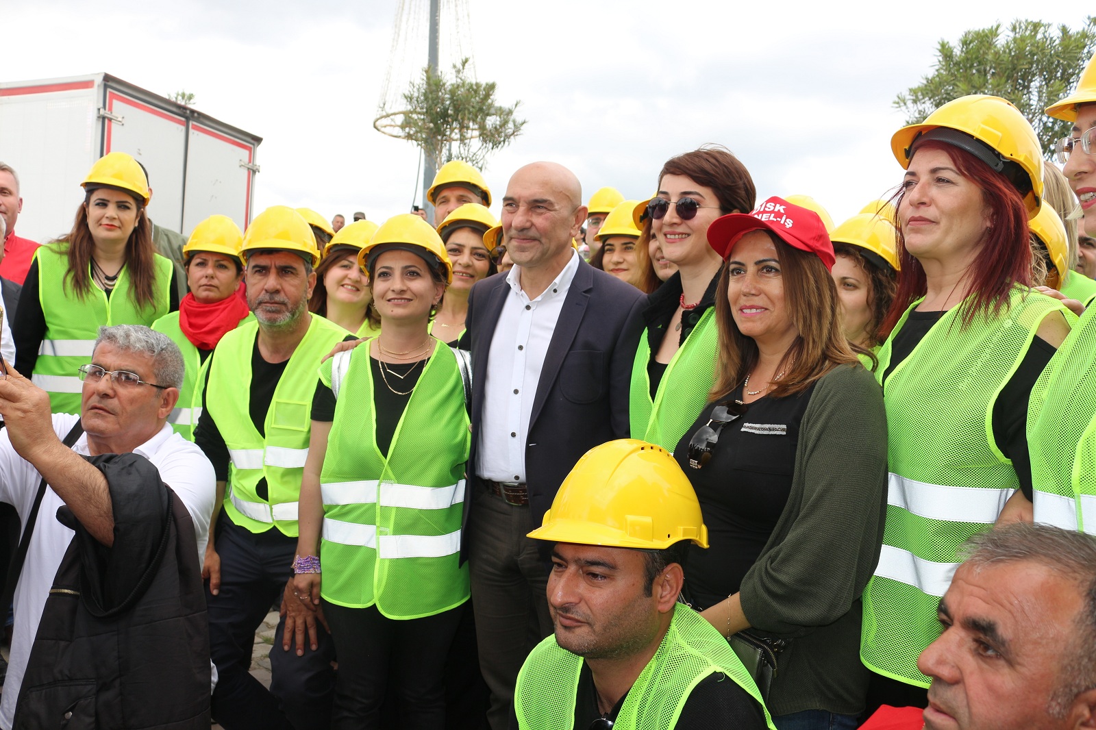 İzmir'de 1 Mayıs'a coşkulu kutlama...