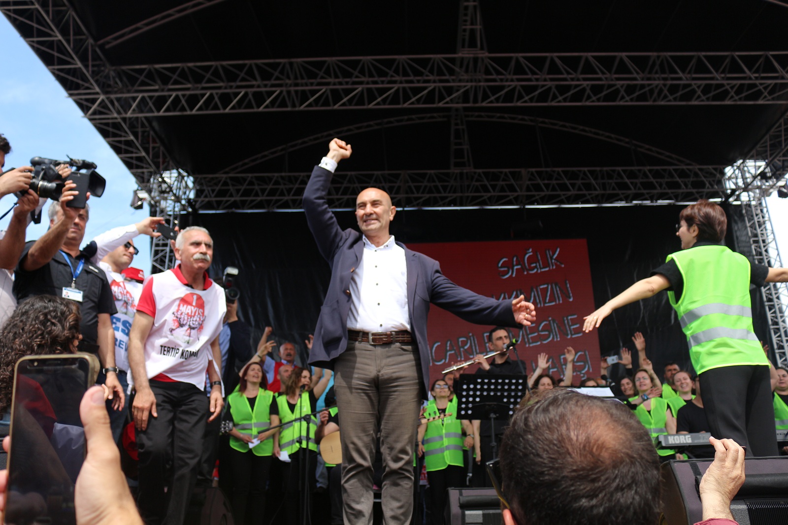 İzmir'de 1 Mayıs'a coşkulu kutlama...