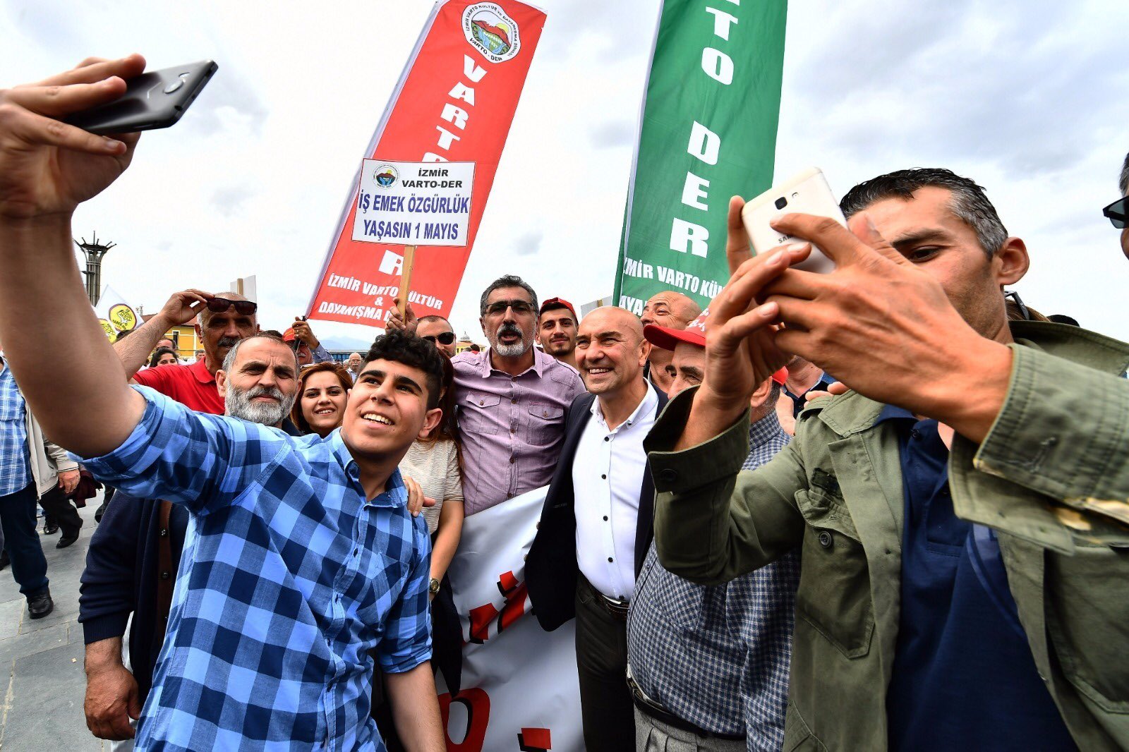 İzmir'de 1 Mayıs'a coşkulu kutlama...