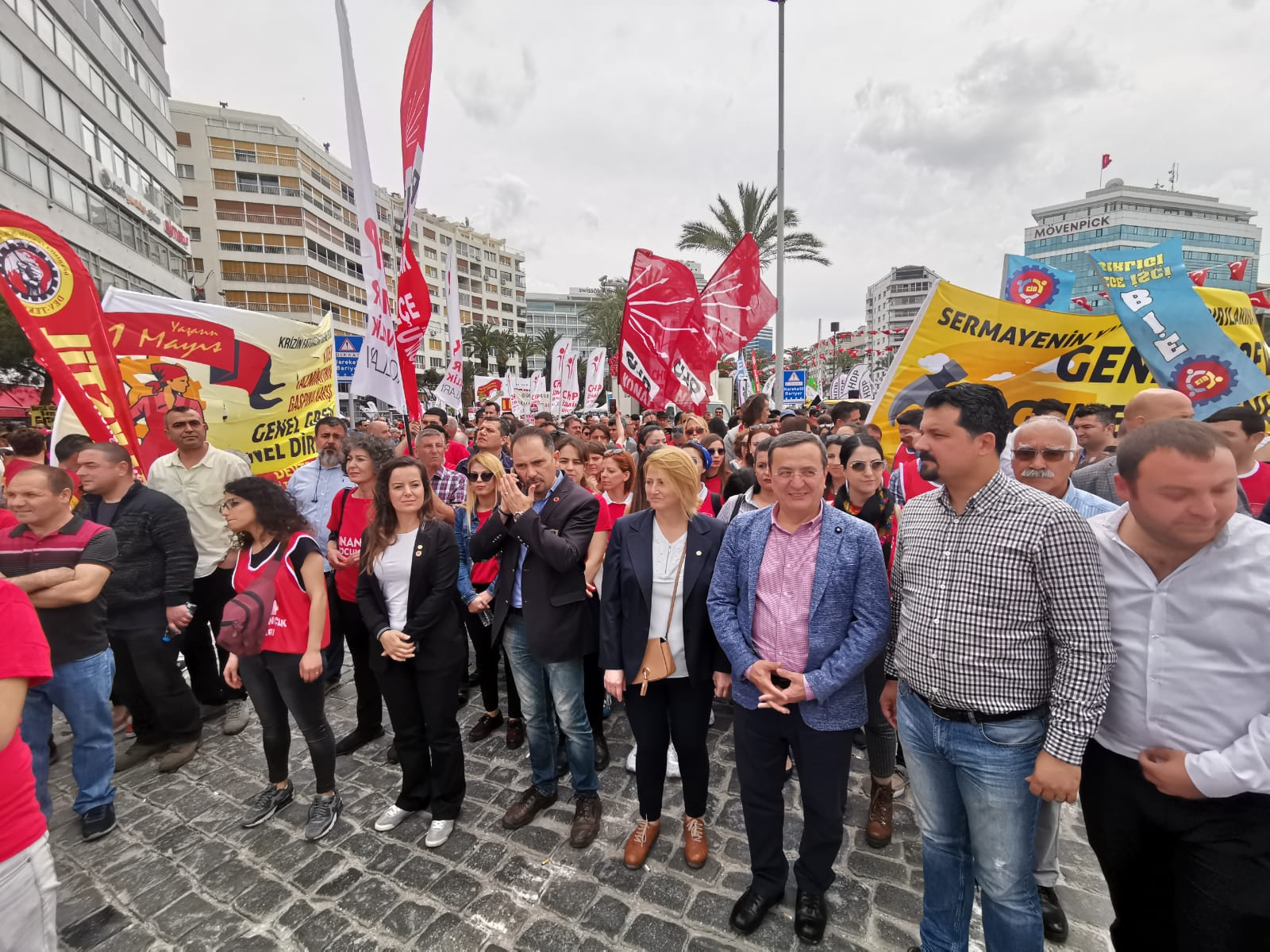 İzmir'de 1 Mayıs'a coşkulu kutlama...