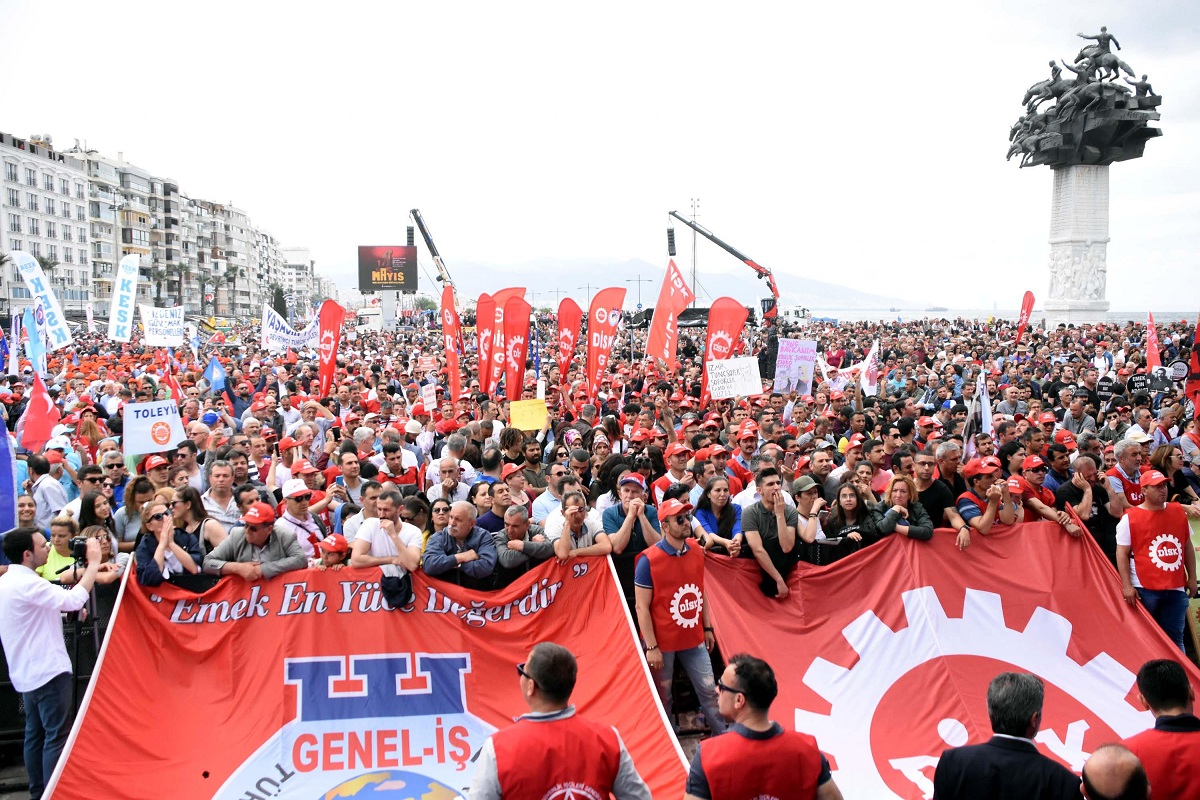 İzmir'de 1 Mayıs'a coşkulu kutlama...