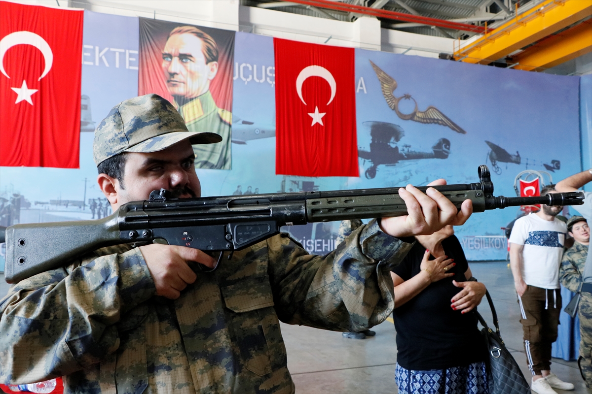 İzmir'de engellilerin bir günlük askerlik sevinci