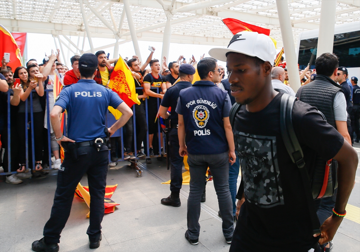 Göztepe taraftarından coşkulu uğurlama