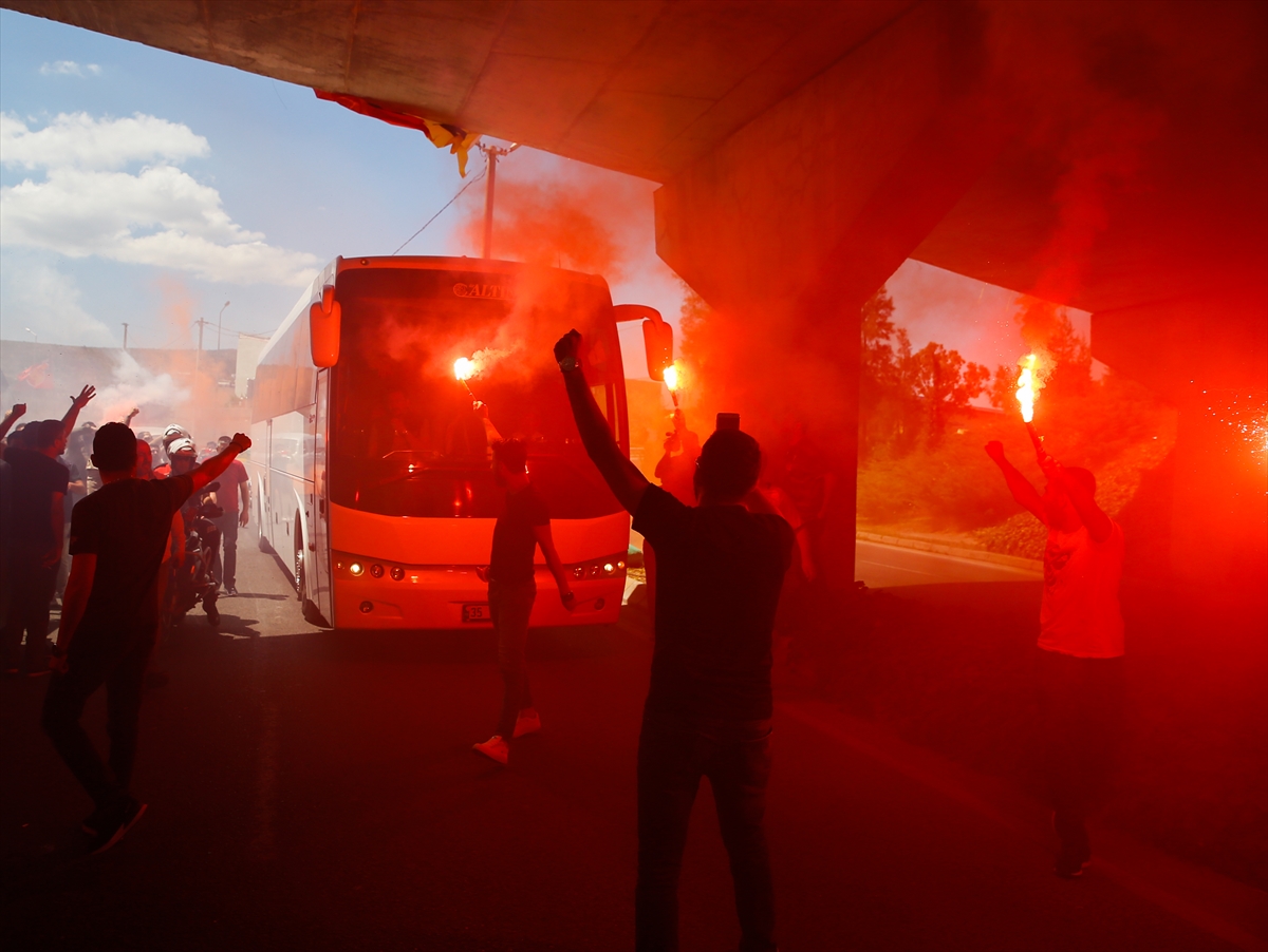 Göztepe taraftarından coşkulu uğurlama