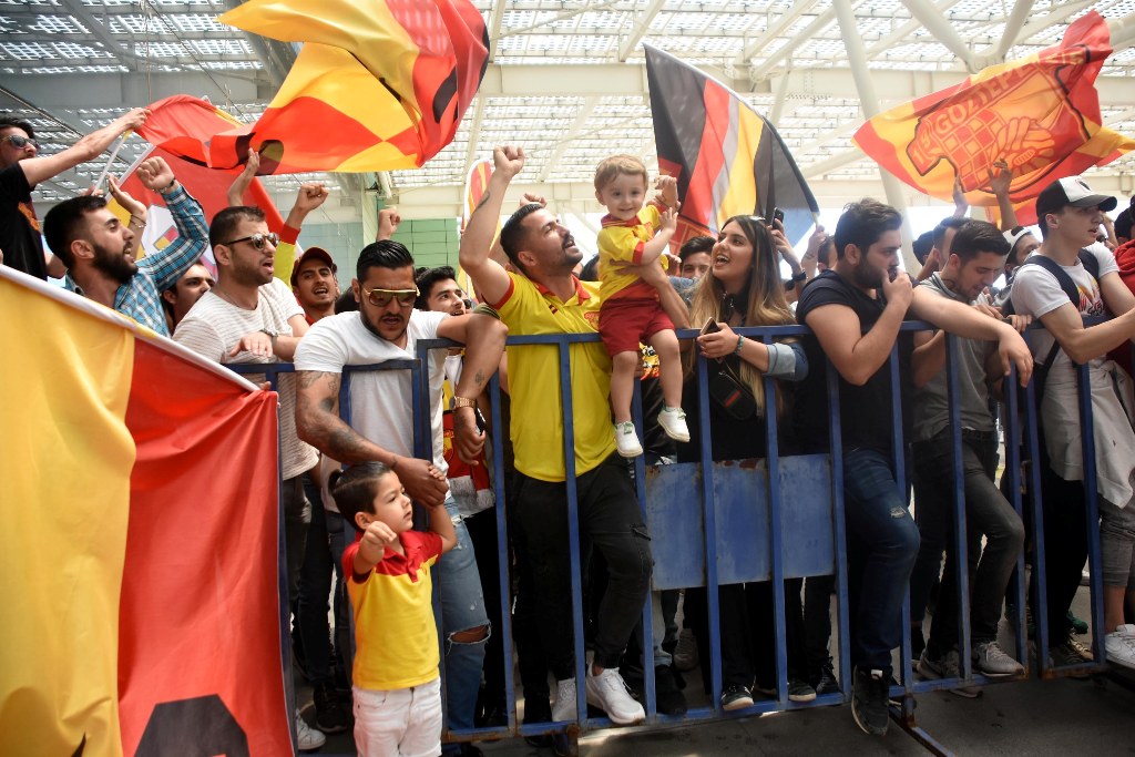 Göztepe taraftarından coşkulu uğurlama