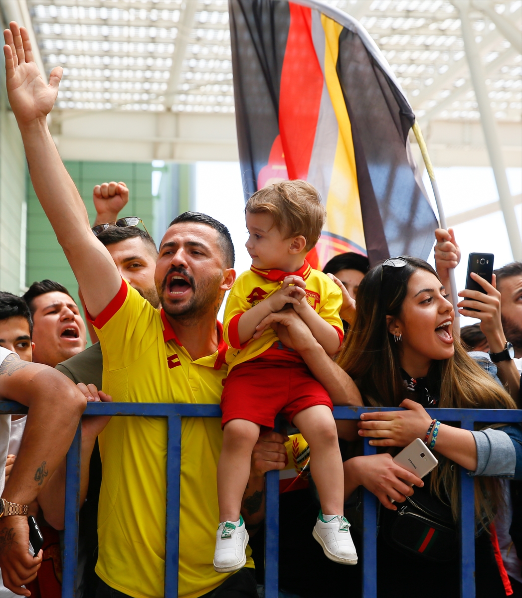 Göztepe taraftarından coşkulu uğurlama